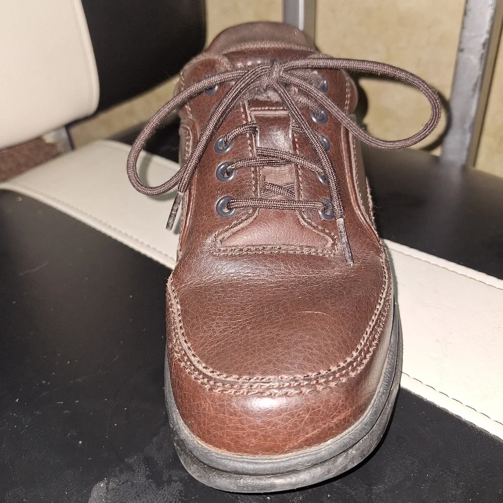 Classic Rockport Brown Tumble Leather Men's Lace-up Shoes In A Mens Size 9.